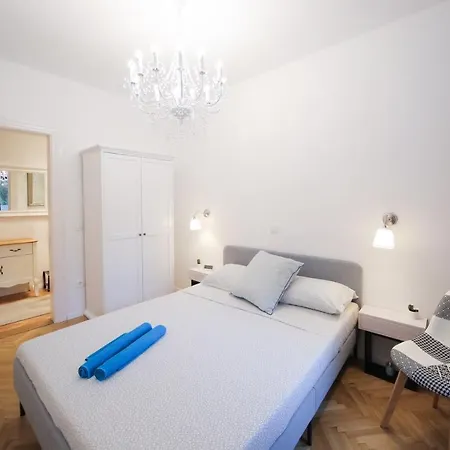Modern Central With Free Parking Апартаменты *