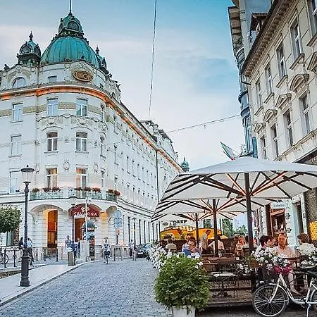 Апартаменты Modern Central With Free Parking *