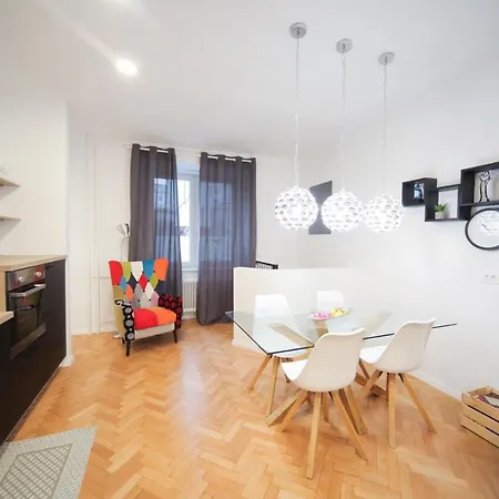 Modern Central With Free Parking Apartmán