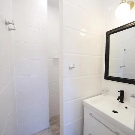 Modern Central With Free Parking Apartmán